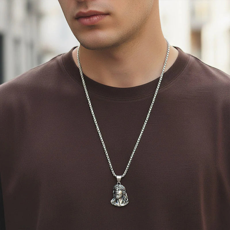 Ogrlica z obeskom, ki prikazuje podobo Jezusa