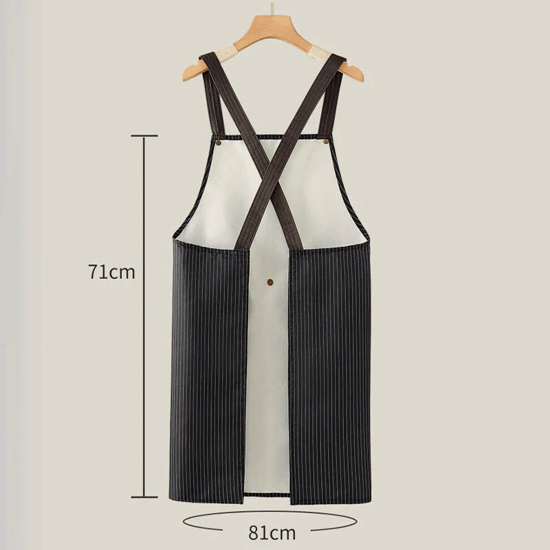 Vodoodporen predpasnik s križnimi trakovi na hrbtu in odstranljivo brisačo za roke