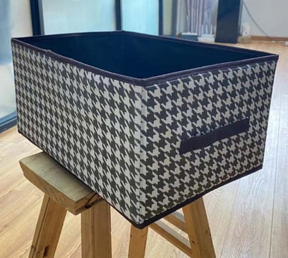 Zložljiv organizator za kavbojke za omaro